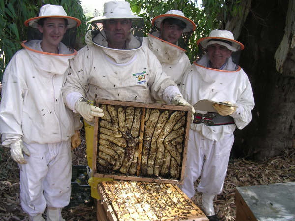 Rafael Lora, con Mariano Rosa Castiñeyra y alumnos de apicultura (Foto Museo Municipal)